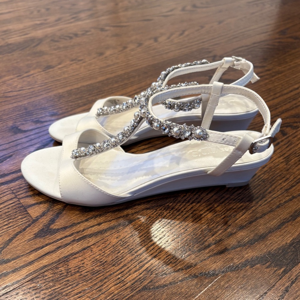 DAVID'S BRIDAL Crystal and Pearl T-Strap Sandals- PAYTON wedding/prom shoes SZ 7 - Picture 3 of 7